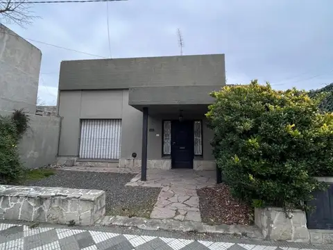 Tres Arroyos: 2 Propiedades en Barrio Residencial