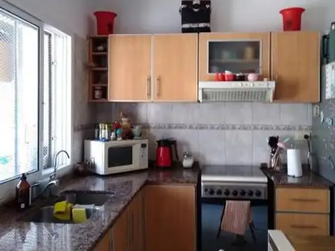 AMPLIO DUPLEX 3 AMB. CON PATIO Y COCHERA * NUEVO VALOR*