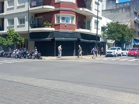 Local en alquiler en La Plata - Calle 8 esq. 47