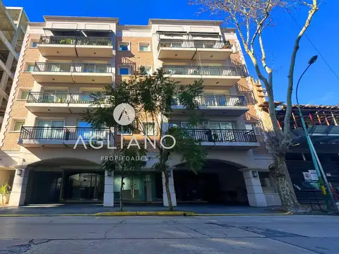 Venta Departamento 4 amb. 3 cocheras. 2 bauleras.  Edificio Topazio. Alsina 2900