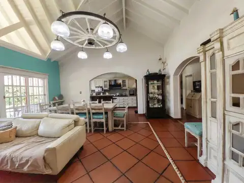 Casa 5 ambientes con 4 baños