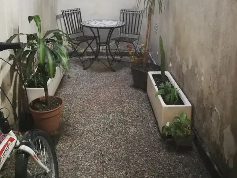 EN MUY BUEN ESTADO – DOS PATIOS - PROXIMO AVENIDA RIVADAVIA Y SUBTE LINEA A