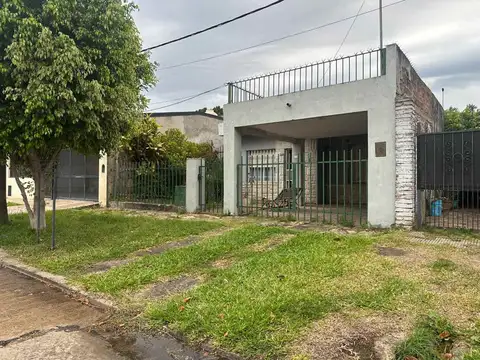 Venta de casa 2/3 dormitorios con patio y cochera