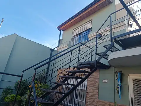 PH al frente 3 ambientes 1piso x escalera - 2 patiecitos.