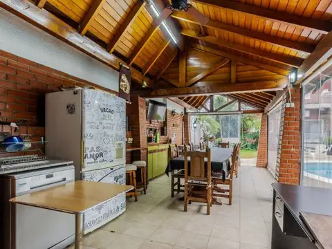 Casa en Venta con 3 cocheras