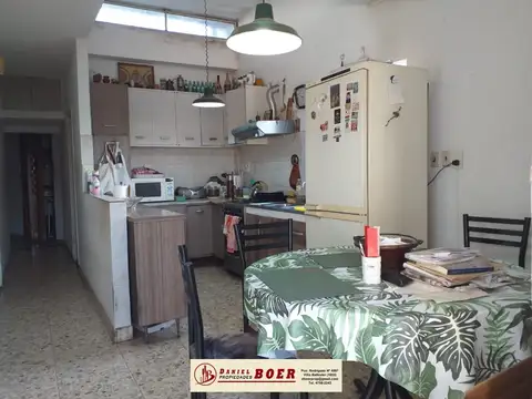 Casa con local y galpón