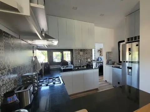 Casa en Alquiler con 2 cocheras