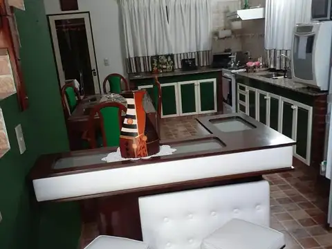 Casa en Venta con 3 cocheras