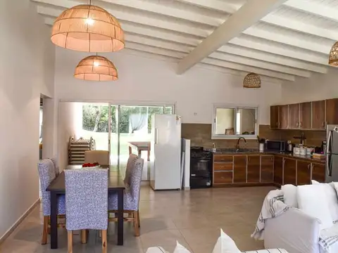 Casa 4 ambientes con 2 baños