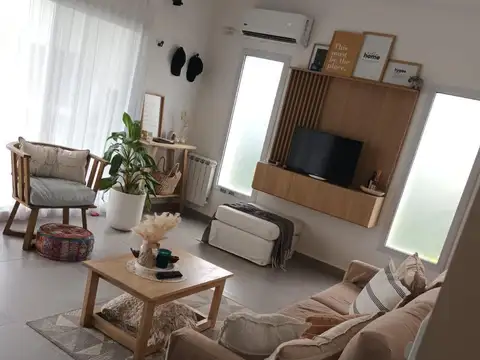 Casa 4 ambientes con 2 baños
