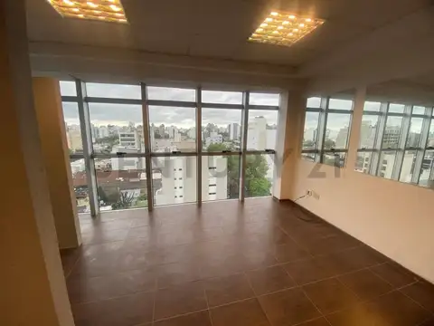 Oficina en Venta – Av. 13 entre 41 y 42 | Excelente ubicación