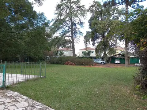 Terreno en venta sobre calle Saravi 5000m, con casa y pileta -