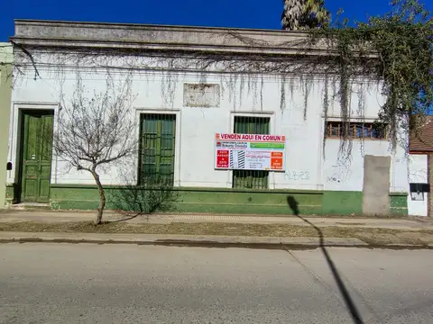Venta de terreno con fachada antigua en el centro de Carmen de Areco - zona comercial -