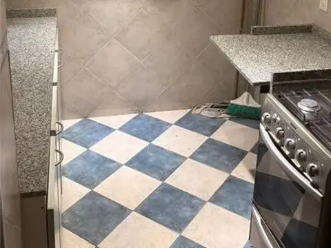 # T/CASA 3 AMB AL FRENTE 1ERO POR ESCALERA, BAJAS EXPENSAS $ 60.000-.  MUY LUMINOSO, EXCELENTE ESTADO, BAÑO Y COCINA " A NUEVOS".