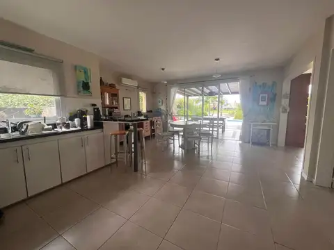 Casa en Venta con 3 cocheras