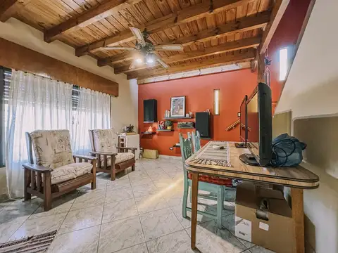 Casa 5 ambientes con 2 baños