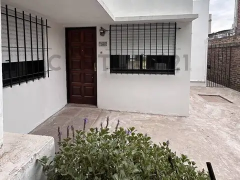 63 bis entre 137 y 138. Casa de 2 habitaciones en VENTA