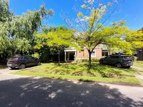 Casa 5 ambientes con 4 baños