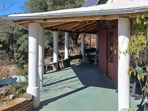 Vendo casa 1 dormitorio con entrepiso y galpón. San Marcos Sierras.