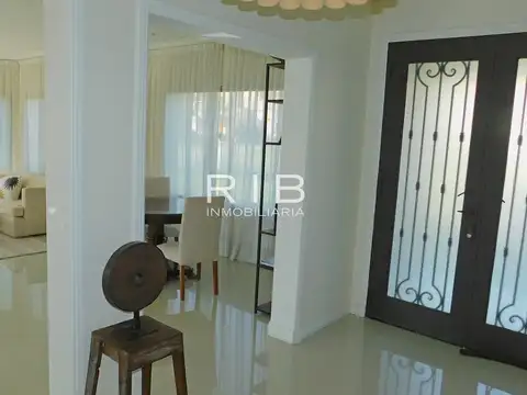 En Venta con Renta - Propiedad Neoclásica con 4 dormitorios