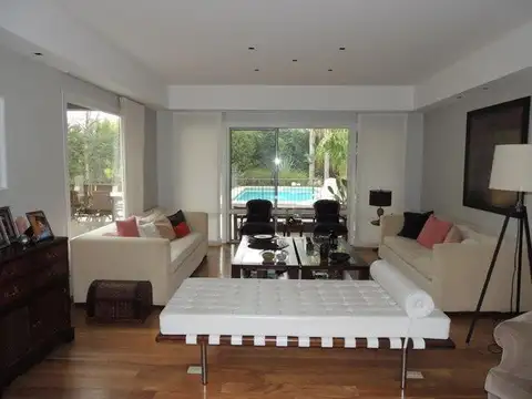 Casa 8 ambientes con 4 baños