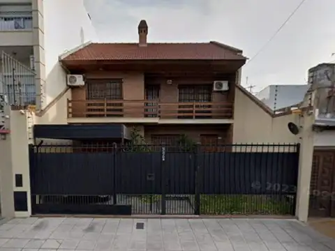 Venta Casa 5 ambientes Patio Jardin y Doble Cochera en  Lanús