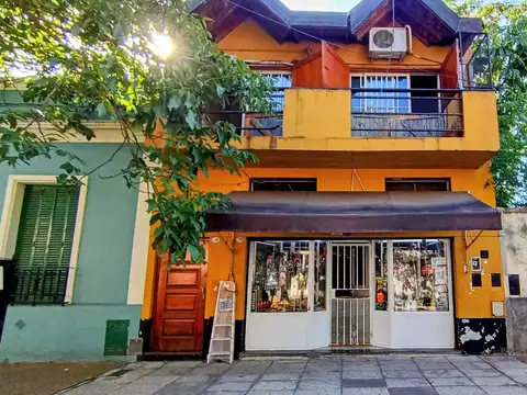 Tipo Casa 3 Ambientes con Local/Garage, 3 Baños y Lav.