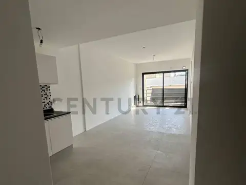 Edificio a estrenar, deptos. de 1 y 2 amb. con balcón a 100 mts. de Plaza Irlanda. Posesión inmediat