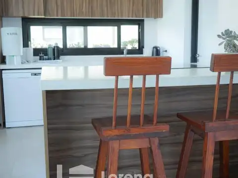 Casa en Alquiler con 3 cocheras