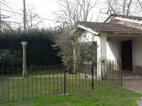 EXCELENTE CASA EN CITY BELL, 3 DORMITORIOS, FONDO CON ESPACIO VERDE