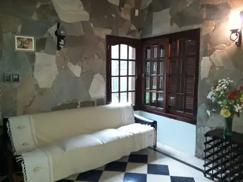 EXCELENTE CASA EN CITY BELL, 3 DORMITORIOS, FONDO CON ESPACIO VERDE