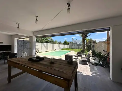 Casa en Venta con 3 cocheras