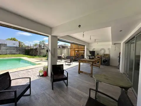 Casa 6 ambientes con 2 baños