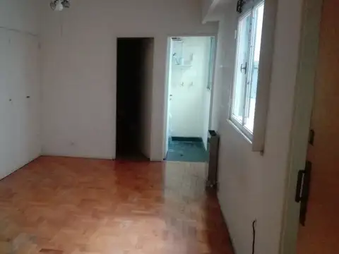 Monoambiente luminoso. Cocina separada y lavadero independiente.