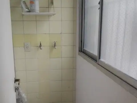 Monoambiente luminoso. Cocina separada y lavadero independiente.