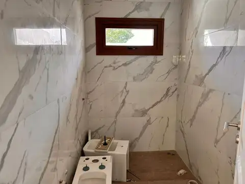 CASA VENTA LA PLATA 2 DORMITORIOS QUINCHO PARRILLA