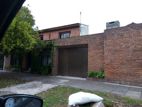 CASA EN VENTA 4 AMBIENTE EN LANUS CON PATIO - PERMUTA