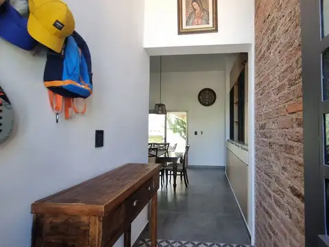 Casa 4 ambientes con 2 baños