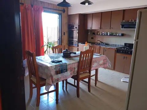 Casa 6 ambientes con 4 baños