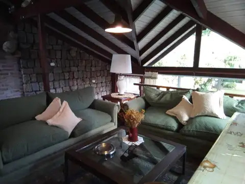 IMPORTANTE CASA CUATRO AMBIENTES CON LOCAL AL FRENTE - A 400 METROS DEL MAR