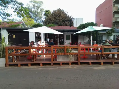 IMPORTANTE CASA CUATRO AMBIENTES CON LOCAL AL FRENTE - A 400 METROS DEL MAR