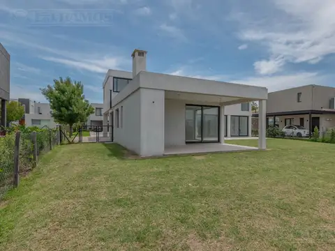 Casa  a estrenar a LAGUNA Muelles Puertos / Escobar