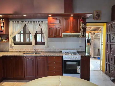 Casa 4 ambientes con 2 baños