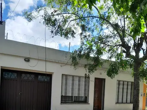 Casa en Venta en Ezpeleta Este.Cuatro ambientes con garaje y patio.