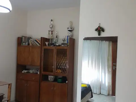 Casa en Venta en Ezpeleta Este.Cuatro ambientes con garaje y patio.