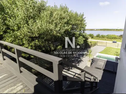 Vende casa de 3 dormitorios en Santa Monica.