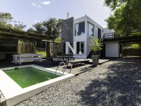 Vende casa de 3 dormitorios en Santa Monica.