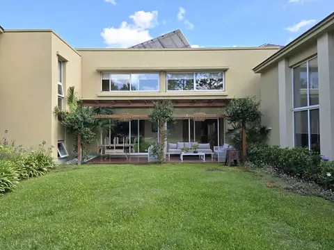 Casa en Venta con 6 cocheras