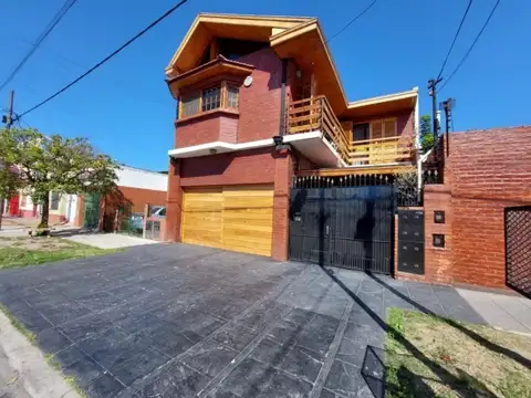 CASA EN VENTA CON PISCINA, QUINCHO, GARAGE 3 AUTOS