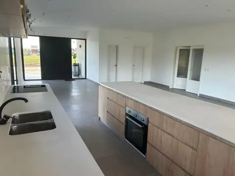 Casa 4 ambientes con 2 baños